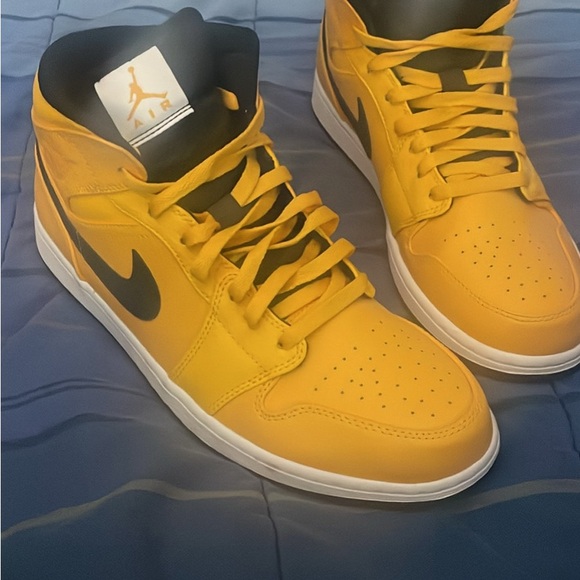 Jordan 1 Mid University Gold Black